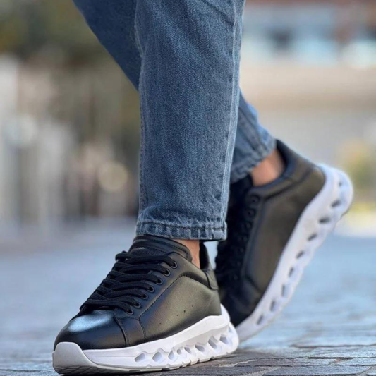 CLASSIC BLACK & WHITE RUNNER